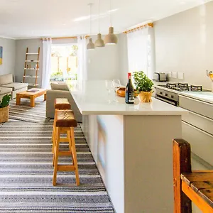 https://spacious-and-light-kalk-bay-garden-apartment.hotels-capetown.com